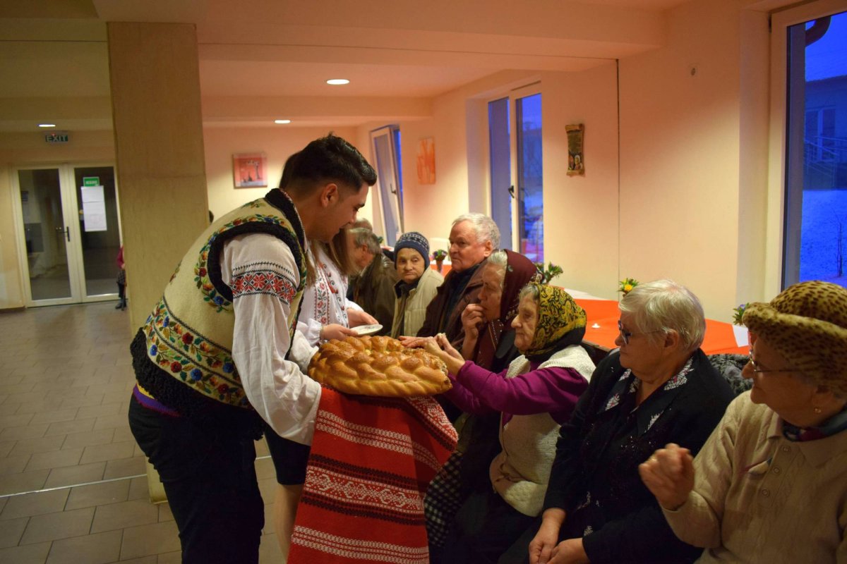 Tineri ascoreni ieşeni în vizită la Căminul de bătrâni din Bucium 23693