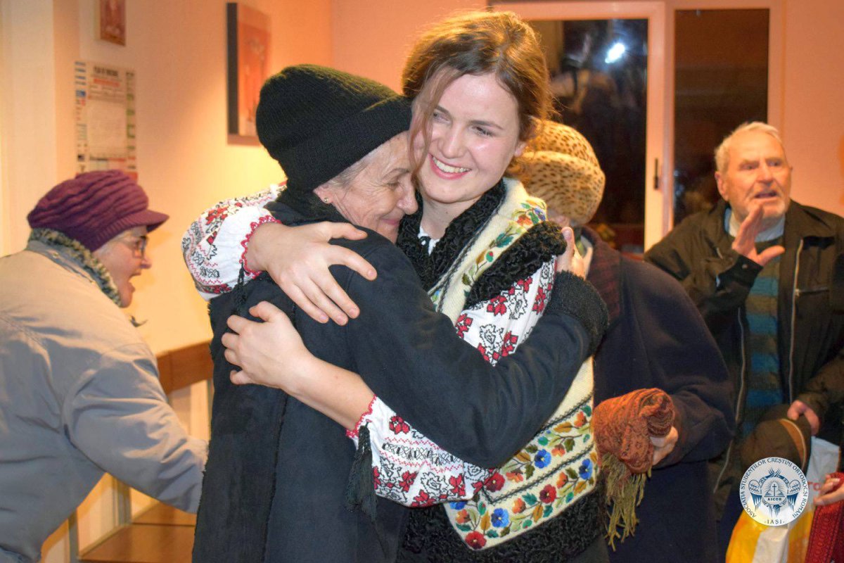 Tineri ascoreni ieşeni în vizită la Căminul de bătrâni din Bucium 23694