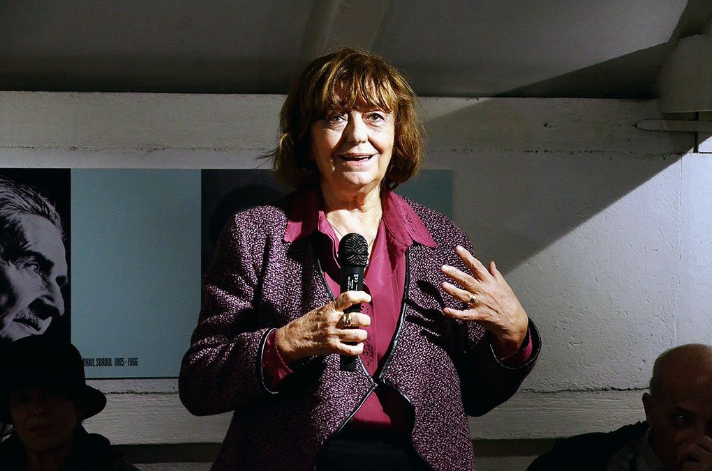 Cu versurile lui Nichita Stănescu în dreptul inimii 23684