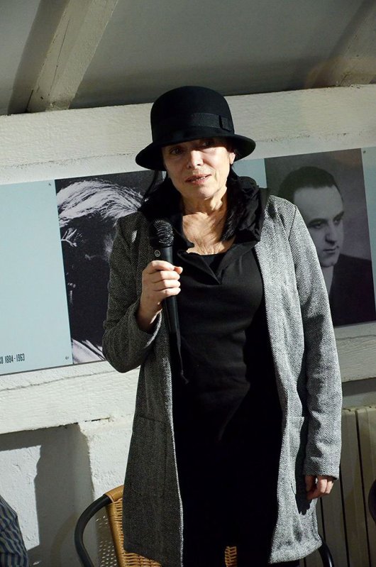 Cu versurile lui Nichita Stănescu în dreptul inimii 23686