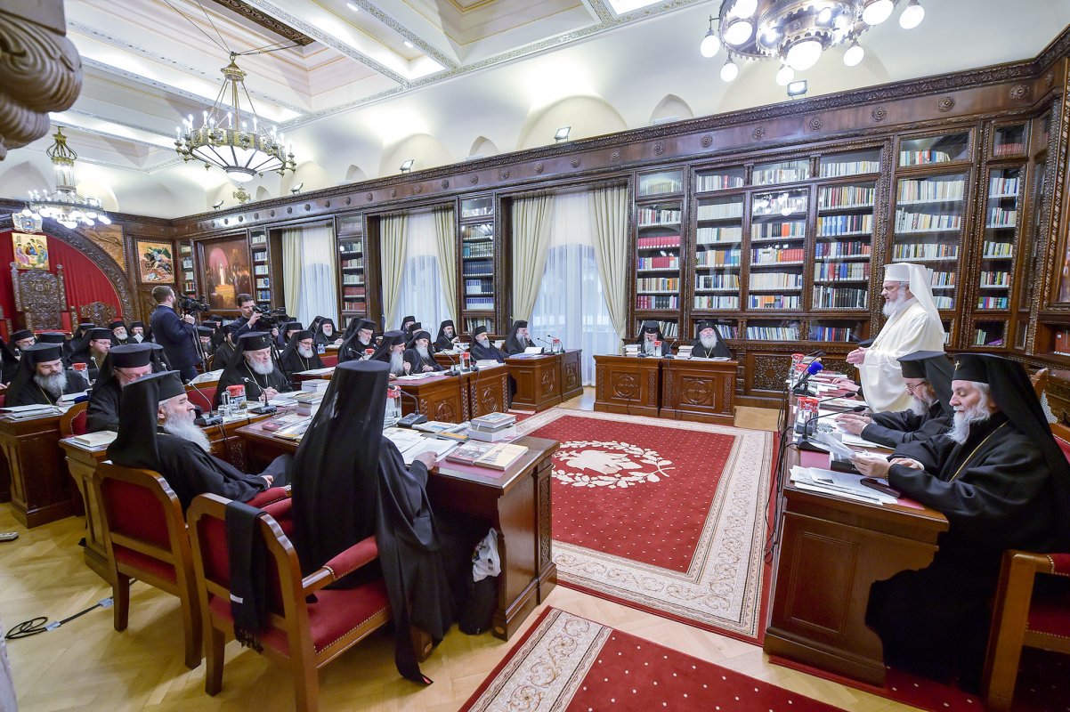 Sfântul Sinod întrunit în ședință de lucru 23477