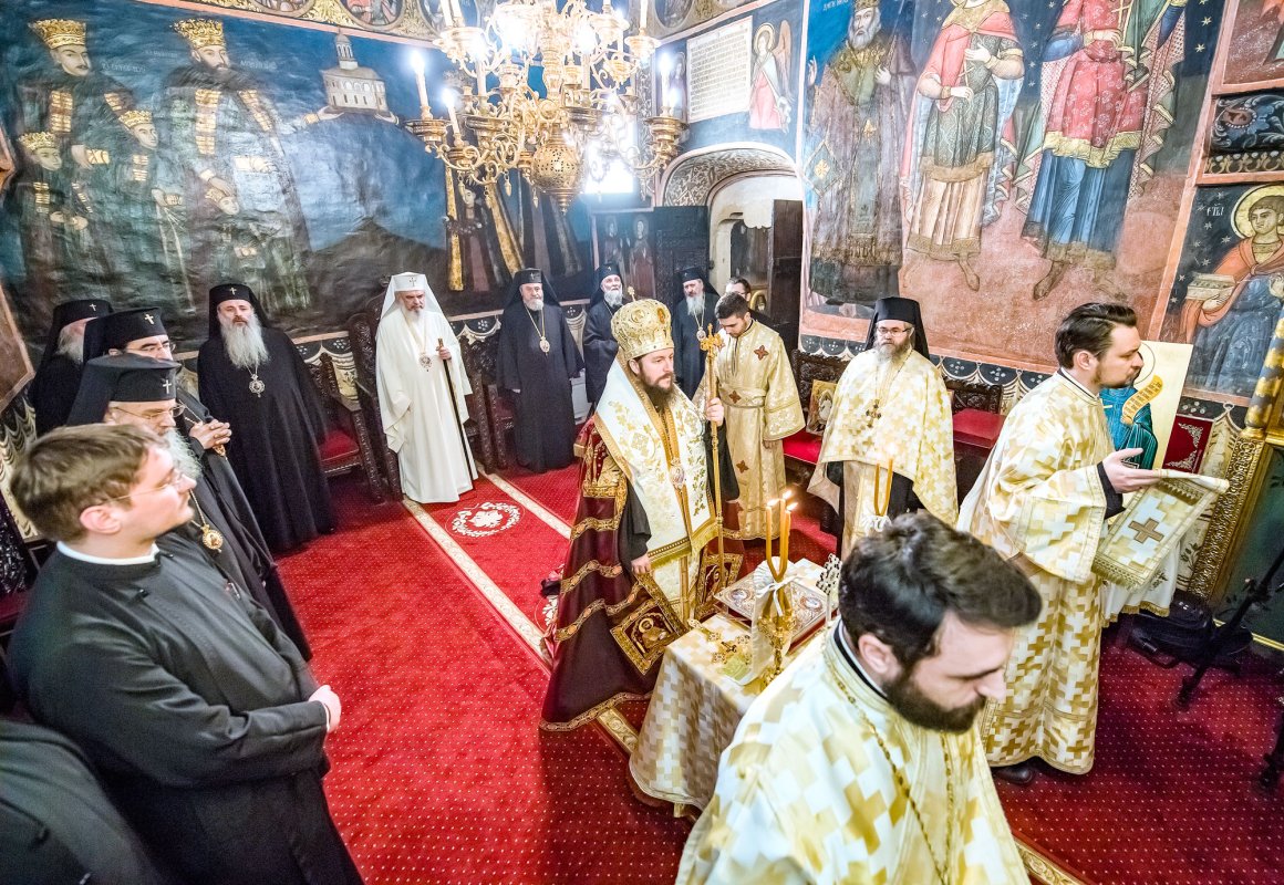 Sfântul Sinod întrunit în ședință de lucru 23478