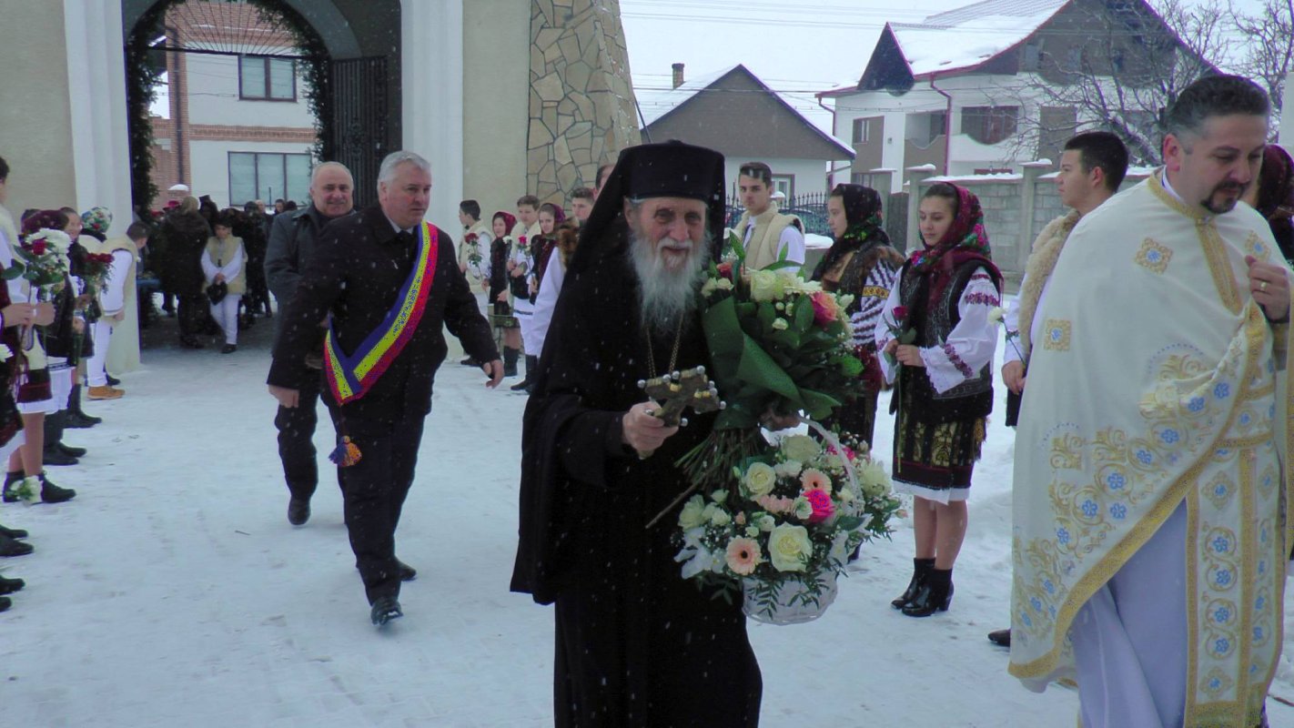 Sfânta Liturghie arhierească în Parohia Cajvana II 23205