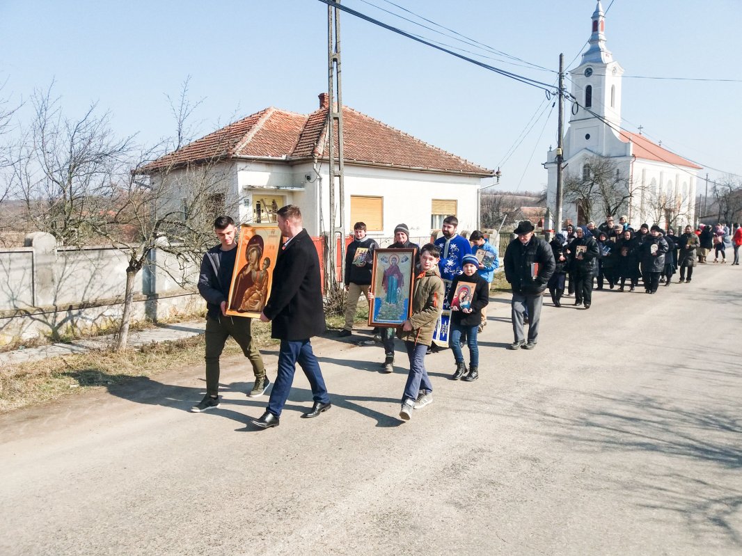 Procesiune cu sfintele icoane în localitatea Șilindia, judeţul Arad 22834