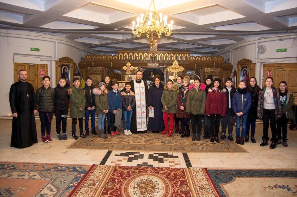 „1 Decembrie 1918 - Născuţi liberi, crescuţi în unire, educaţi spre nemurire“, la Oneşti 22737