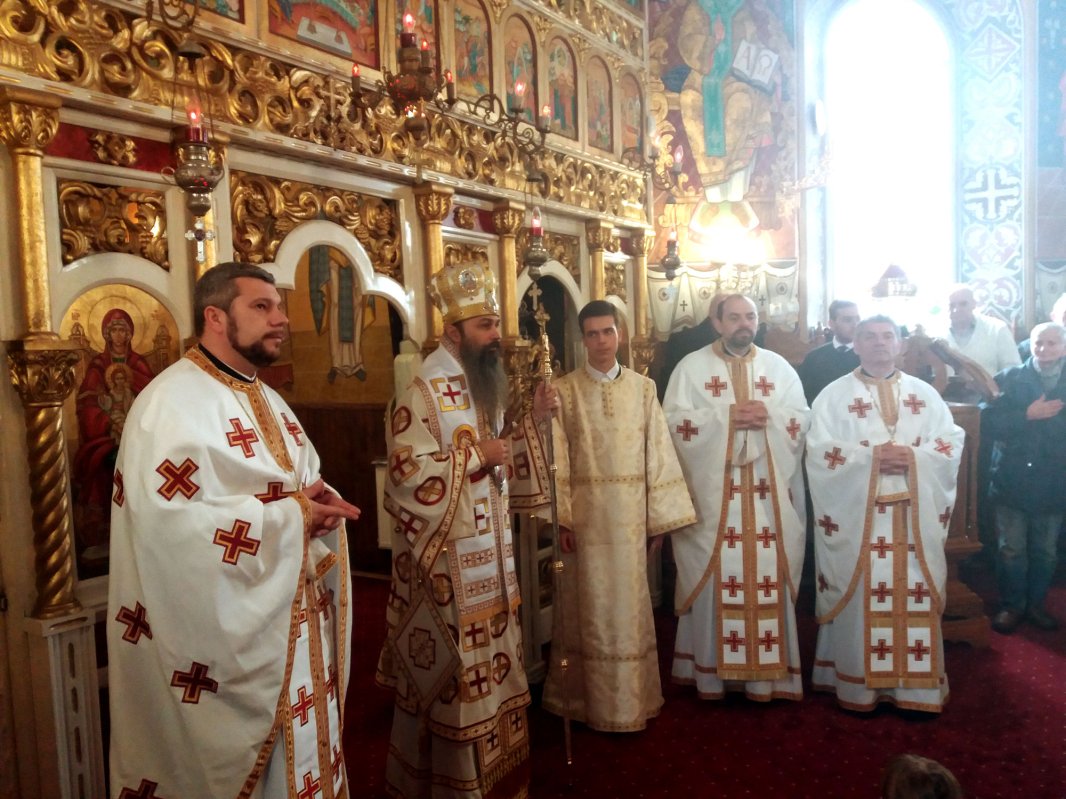 Liturghie arhierească la Parohia Timișoara-Viile Fabric 22444