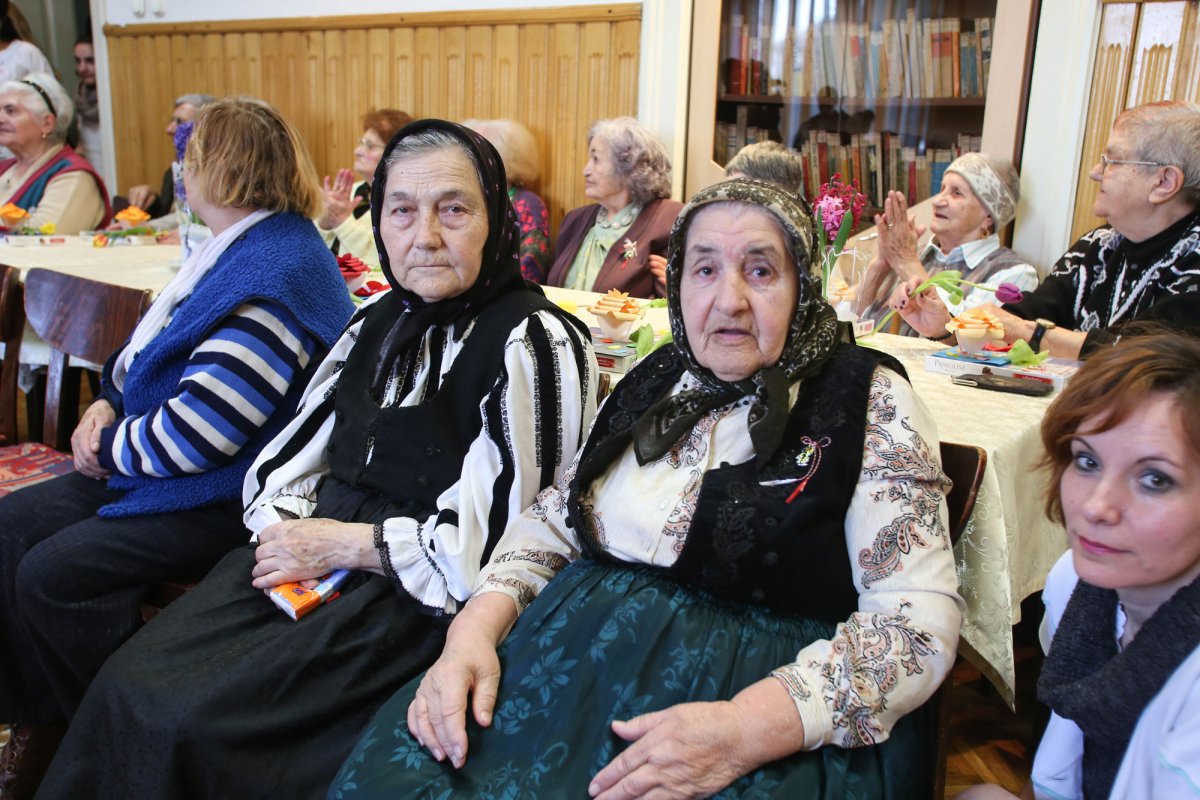 Daruri de 8 martie pentru beneficiarii Căminului de Vârstnici din Sibiu 22261