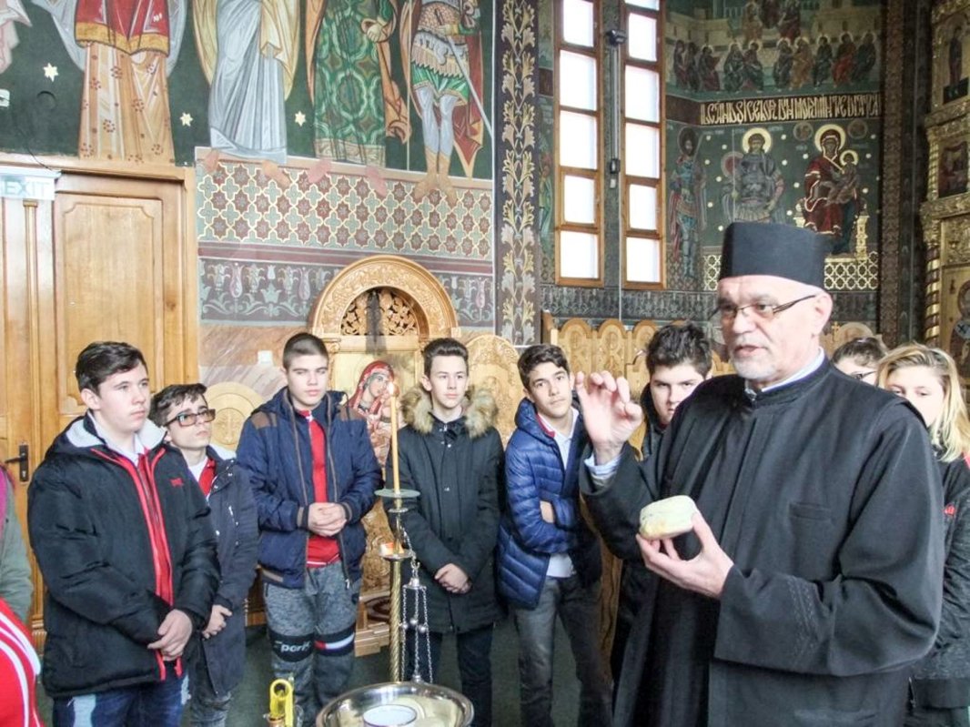 Lecție deschisă despre Proscomidie pentru elevi reșițeni 22282