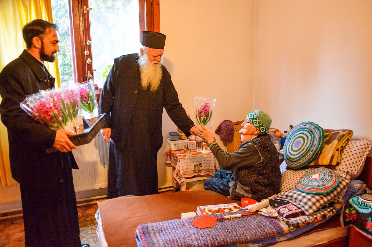 O floare pentru beneficiarii așezământului de bătrâni de la Checea 22213