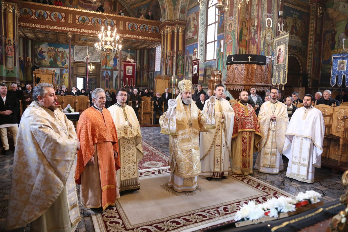 Slujiri arhiereşti în Duminica Sfintei Cruci 22060