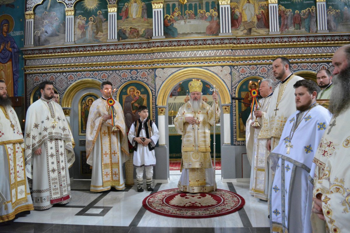 Slujiri arhiereşti în Duminica Sfintei Cruci 22065