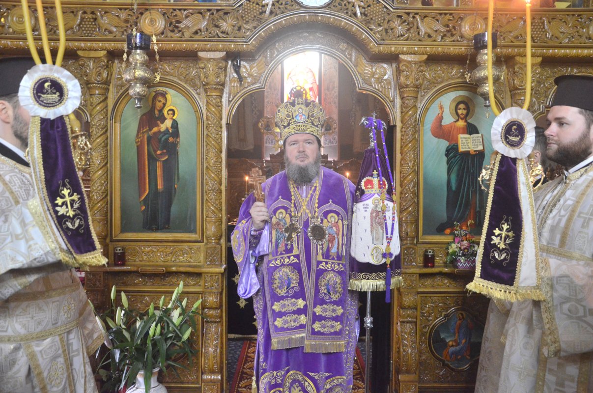 Slujiri arhiereşti în Duminica Sfintei Cruci 22067