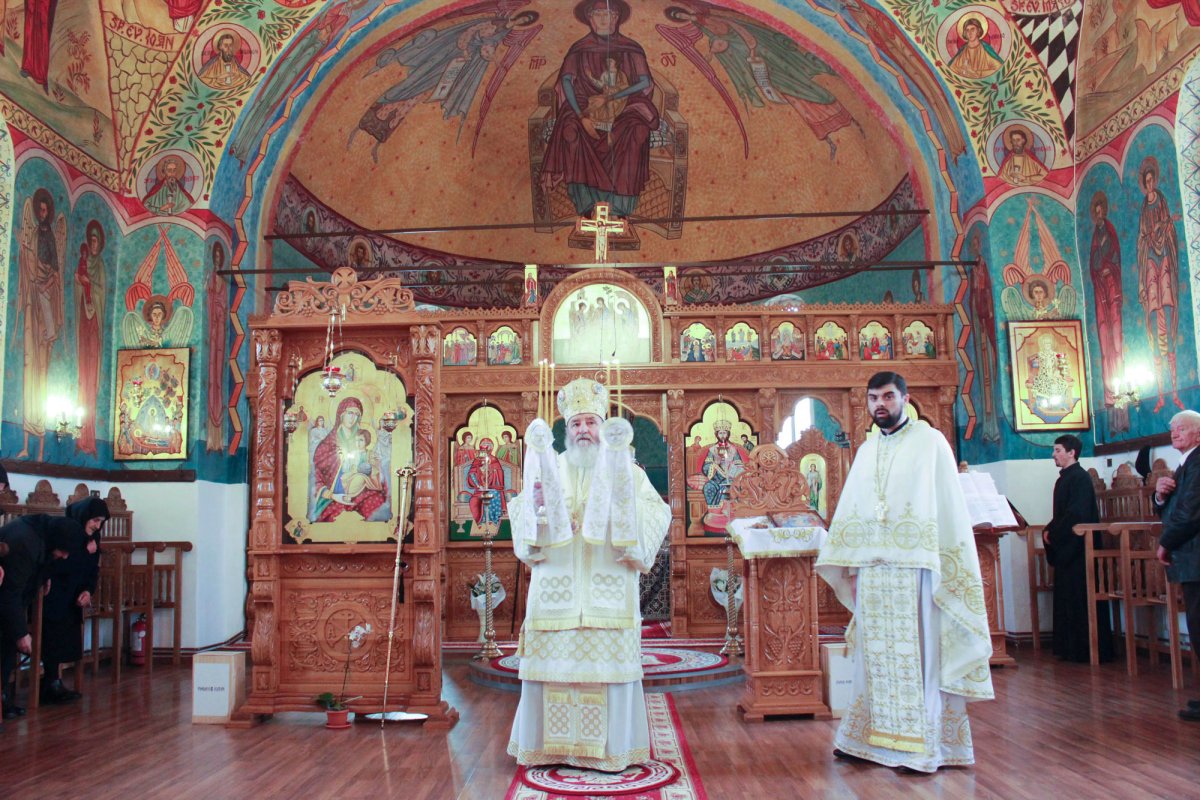 Slujiri arhiereşti în Duminica Sfintei Cruci 22068