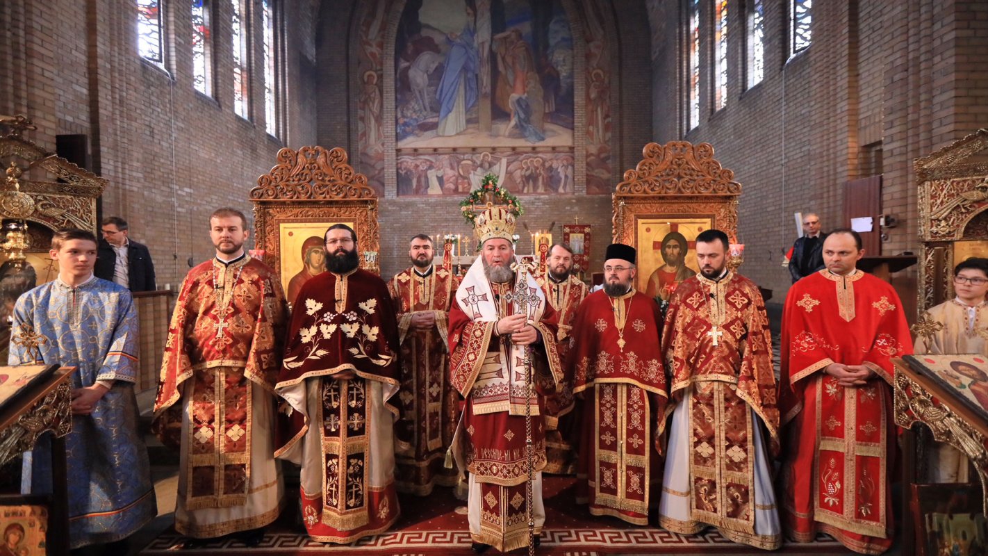 Slujiri arhiereşti în Duminica Sfintei Cruci 22070