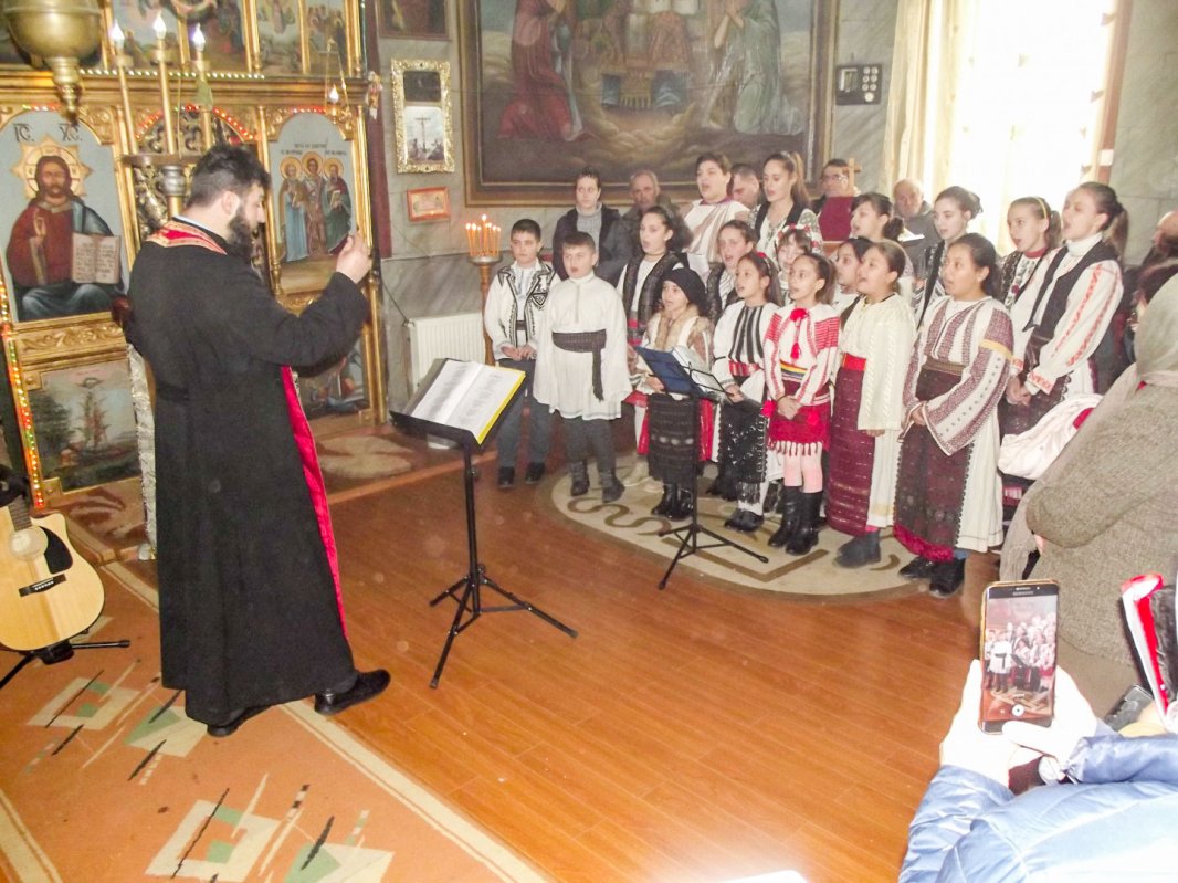 Buchet de pricesne în Duminica Sfintei Cruci, la Parohia Foleştii de Sus 22008