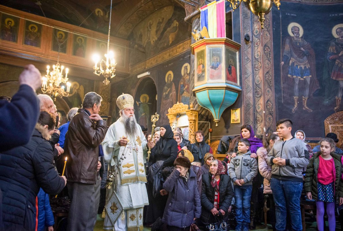 Liturghie arhierească în Biserica „Sfântul Mare Mucenic Gheorghe” din Râmnicu-Vâlcea 22007