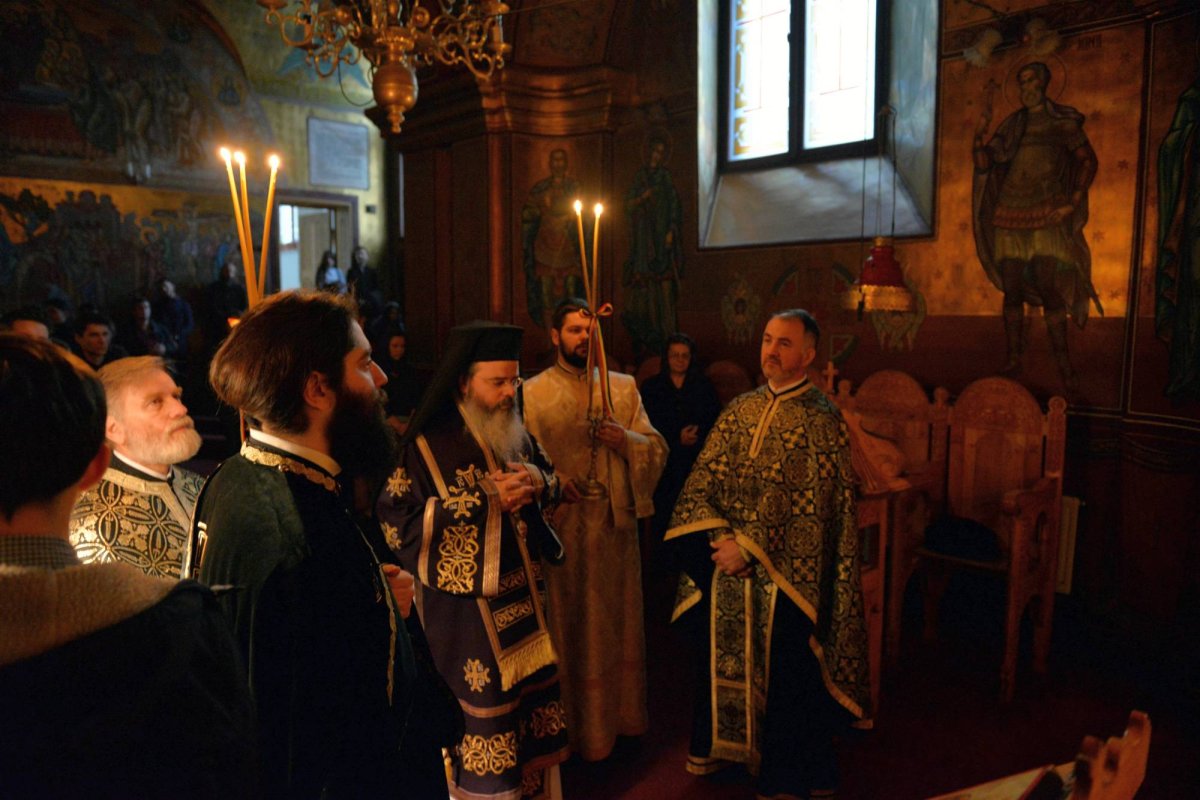 PS Ignatie a slujit la paraclisul Facultăţii de Teologie din Iaşi 21984