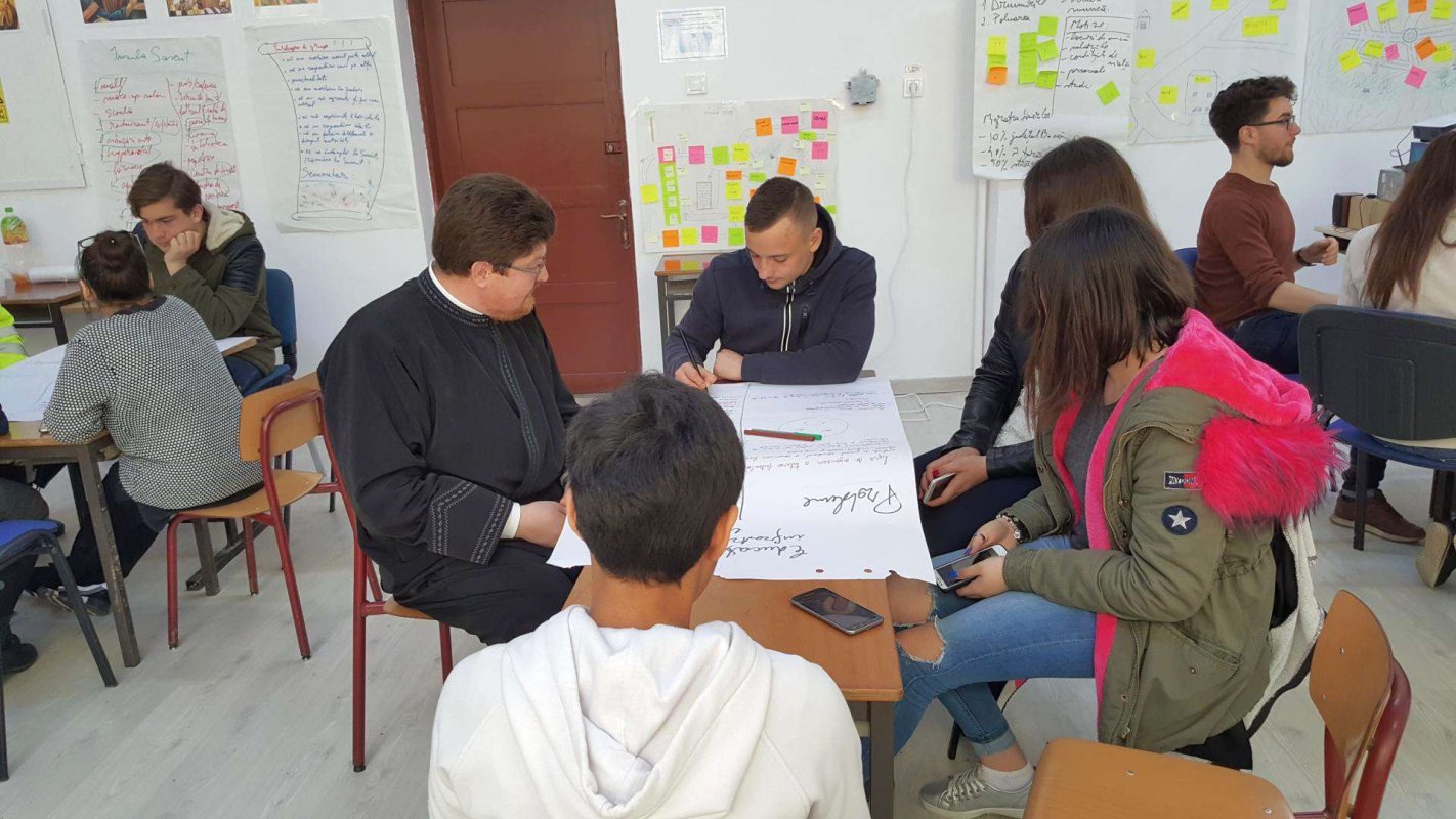 Tineri din Sascut  implicaţi în dezvoltarea comunităţii 21839