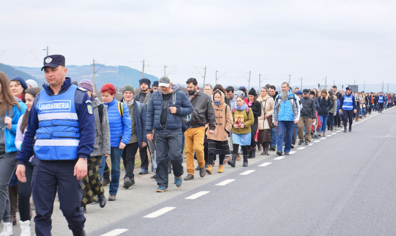 Sute de pelerini de toate vârstele, pe jos de la Iclod la Mănăstirea Nicula 21692