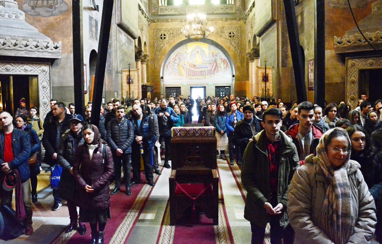 Sute de pelerini de toate vârstele, pe jos de la Iclod la Mănăstirea Nicula 21694