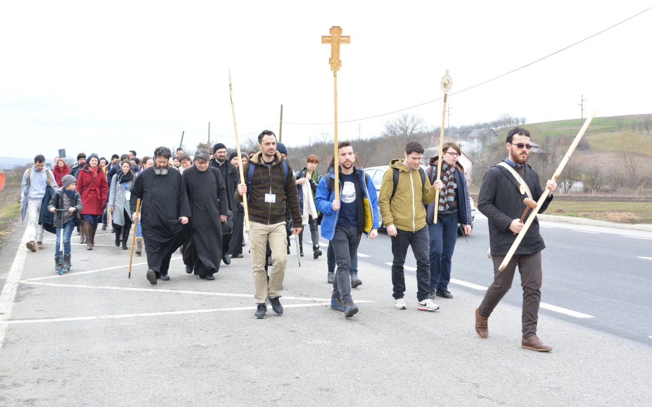 Sute de pelerini de toate vârstele, pe jos de la Iclod la Mănăstirea Nicula 21695