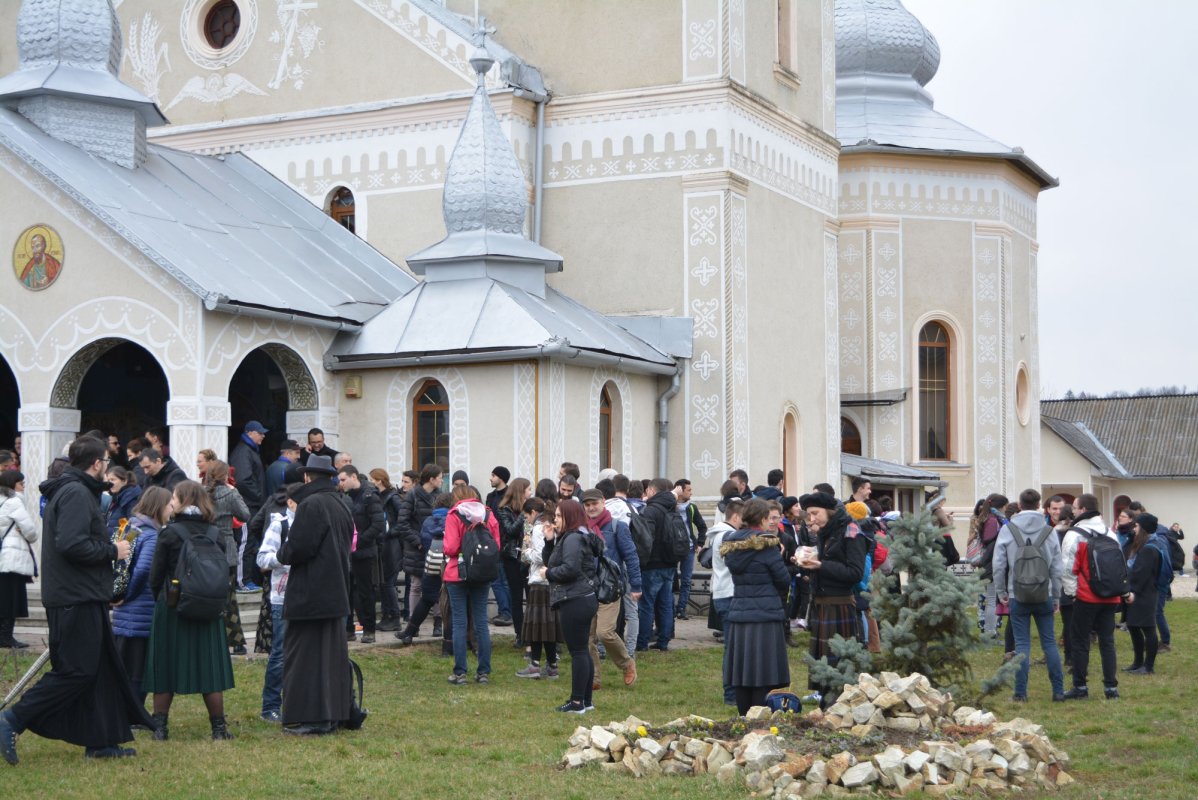 Sute de pelerini de toate vârstele, pe jos de la Iclod la Mănăstirea Nicula 21696