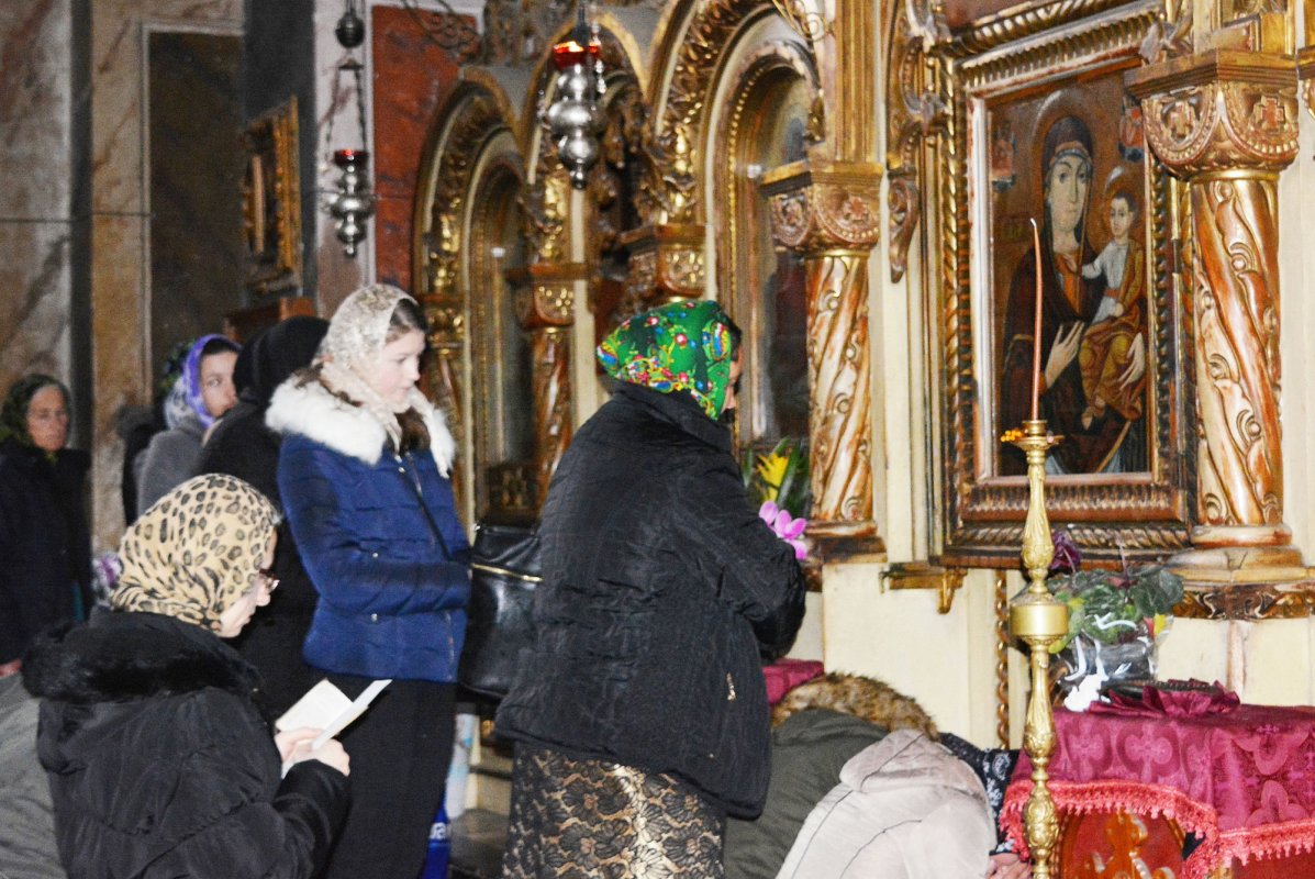 Sute de pelerini de toate vârstele, pe jos de la Iclod la Mănăstirea Nicula 21698