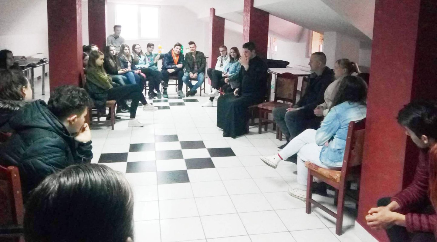 Activităţi cu tinerii la sediul Protopopiatului Huedin 21590