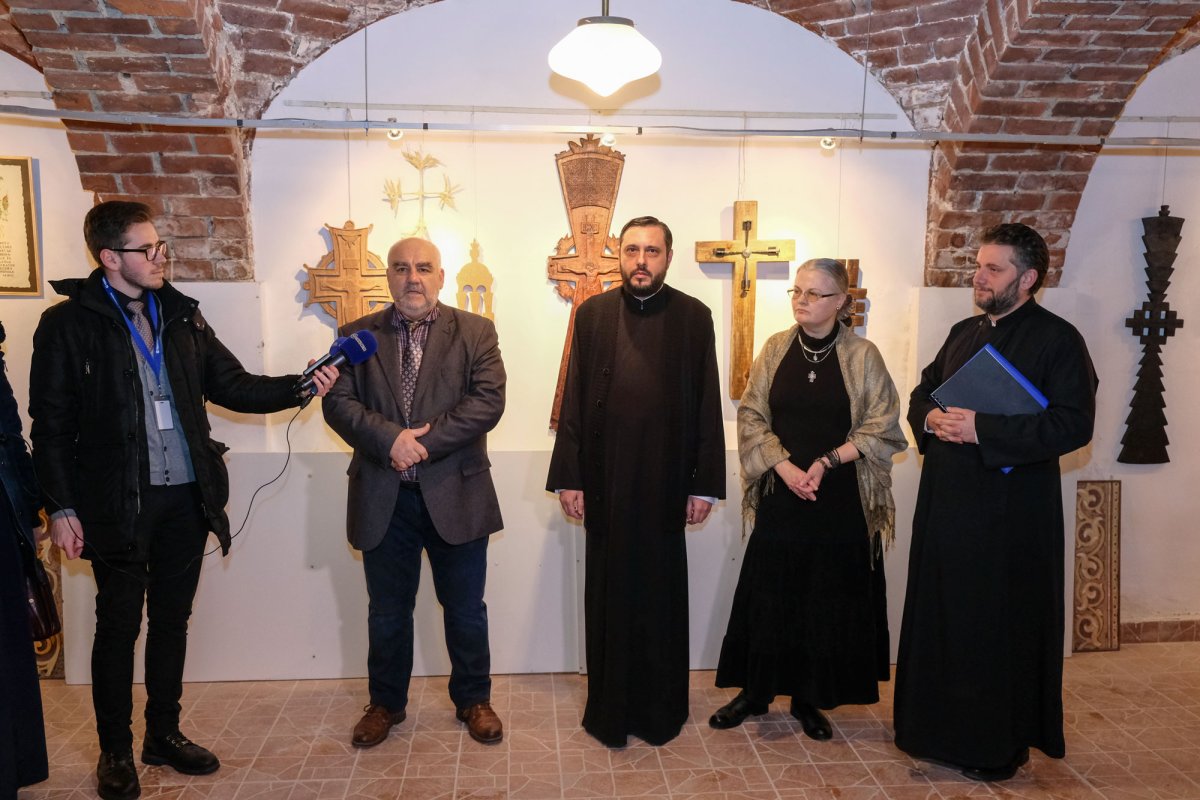 A fost vernisată expoziția „Închinare Sfintei Cruci” 21414