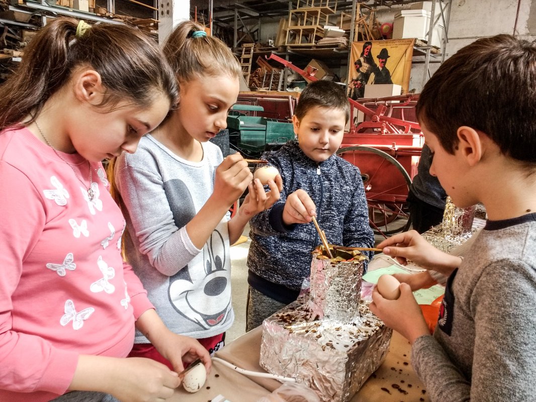 Copiii învață arta încondeierii ouălor 21044