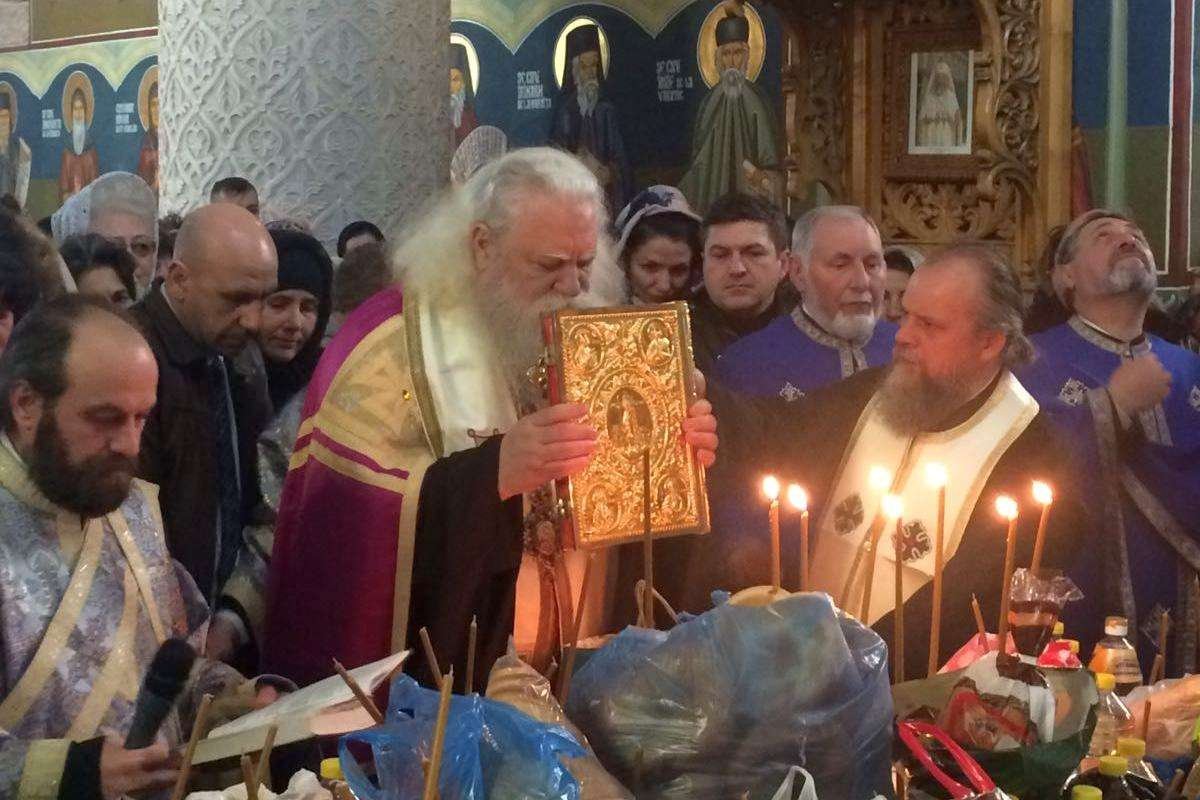 Mulţime de pelerini la Taina Sfântului Maslu oficiată la Mănăstirea Hadâmbu 20792