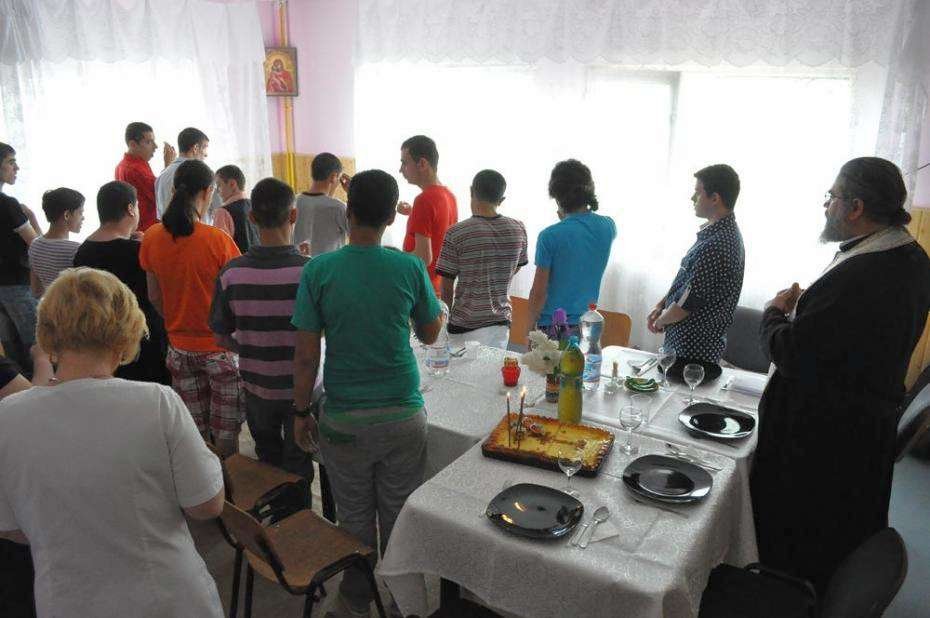 Agapă în prima zi de Paşti la Centrul „Gulliver“ din Iaşi 20555