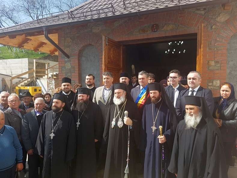 Mii de oameni au înconjurat bisericile de Înviere 20471