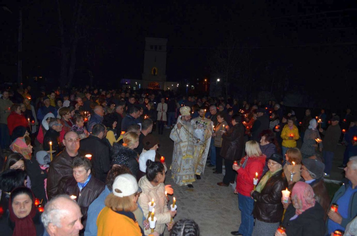 Mii de oameni au înconjurat bisericile de Înviere 20472
