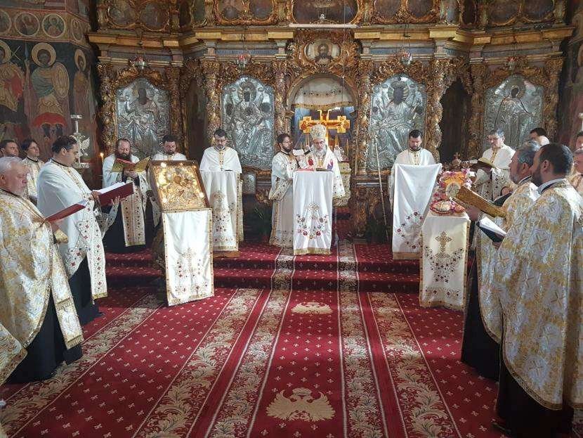 Mii de oameni au înconjurat bisericile de Înviere 20473