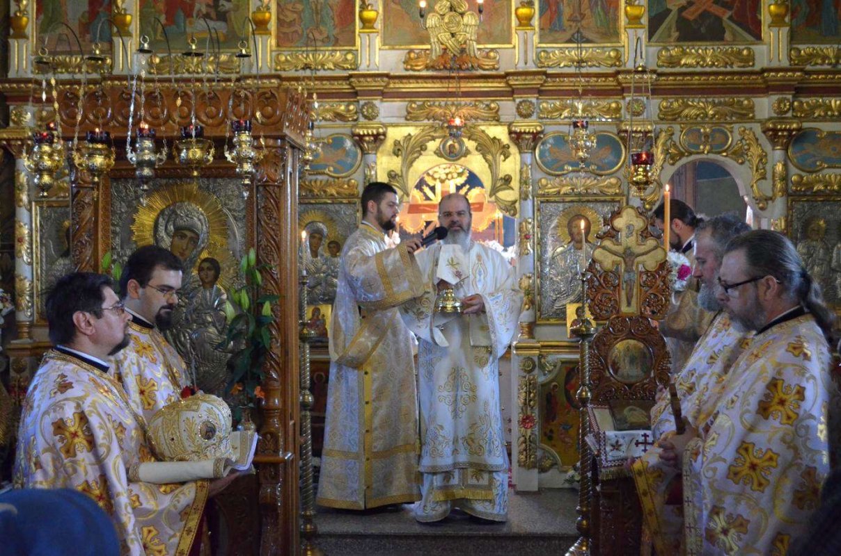 Mii de oameni au înconjurat bisericile de Înviere 20474