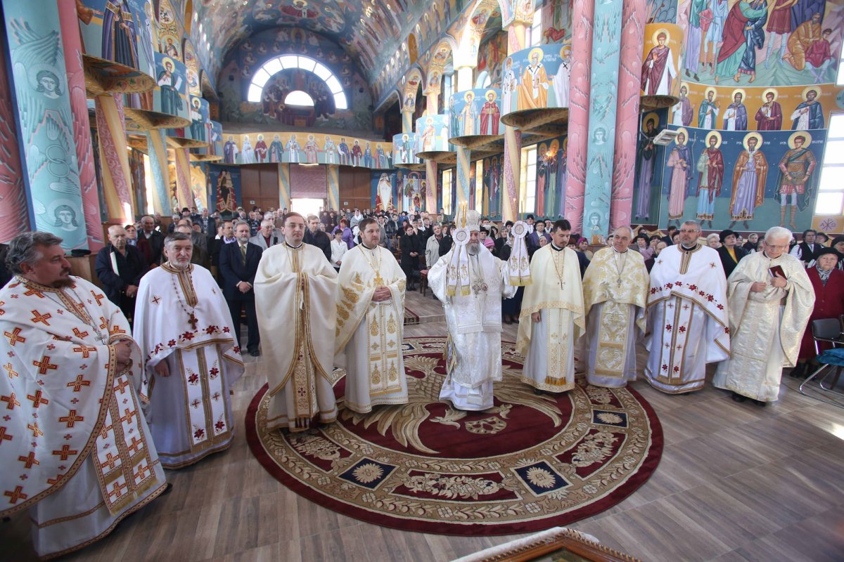 Slujiri arhierești și hramuri în a treia zi a Sfintelor Paști 20482