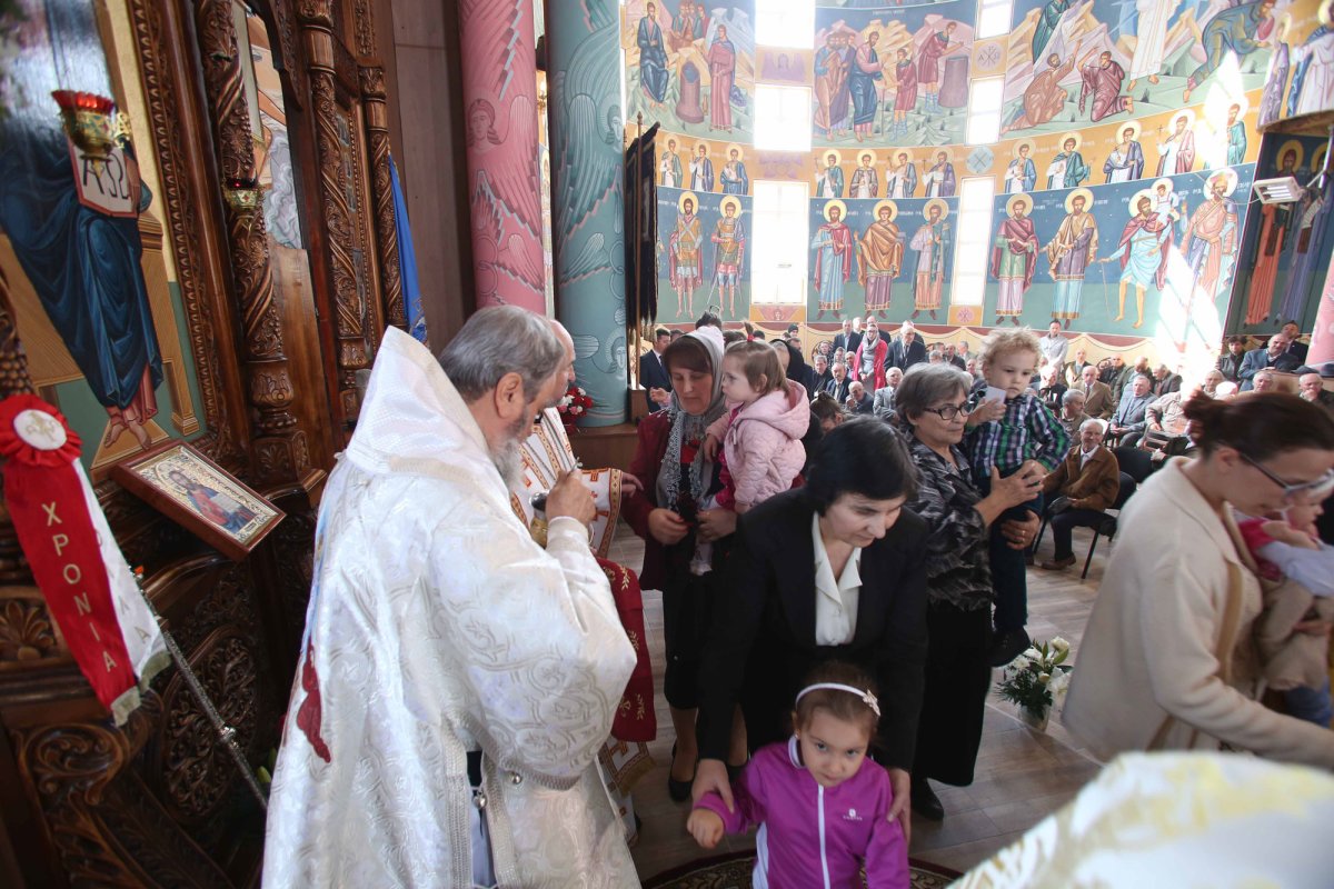 Slujiri arhierești și hramuri în a treia zi a Sfintelor Paști 20483