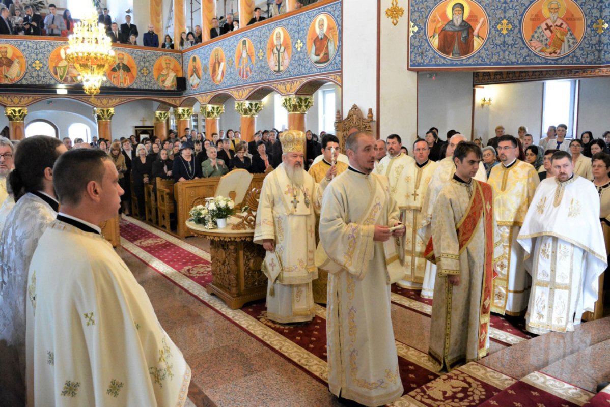 Slujiri arhierești și hramuri în a treia zi a Sfintelor Paști 20486