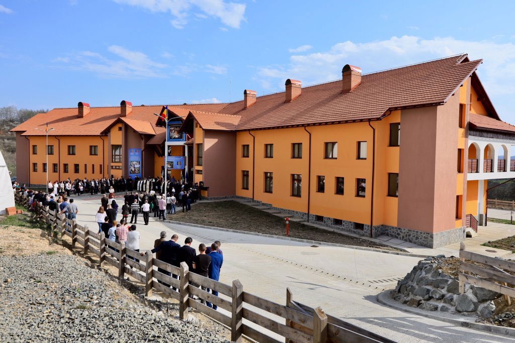 Slujiri arhierești și hramuri în a treia zi a Sfintelor Paști 20490