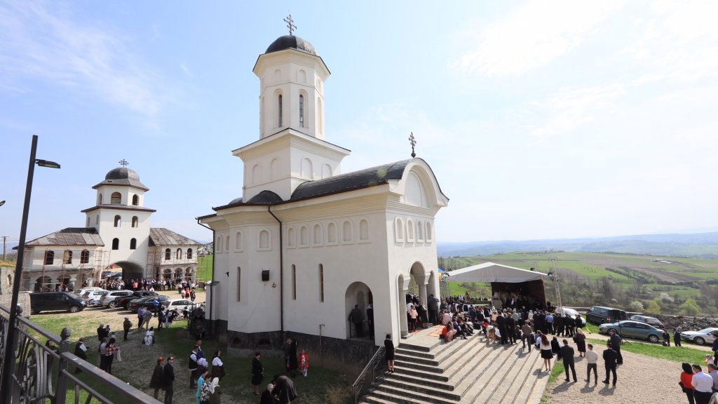 Slujiri arhierești și hramuri în a treia zi a Sfintelor Paști 20491