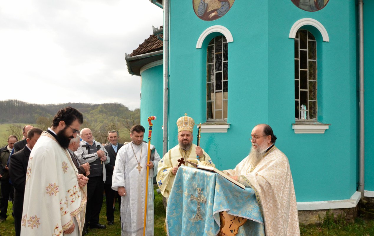 Slujiri arhierești și hramuri în a treia zi a Sfintelor Paști 20497