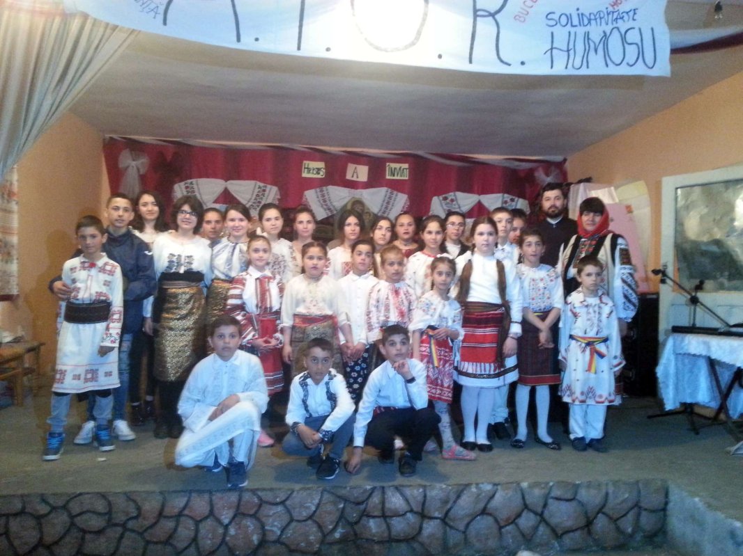 Spectacol pus în scenă de membrii ATOR la Humosu 20385