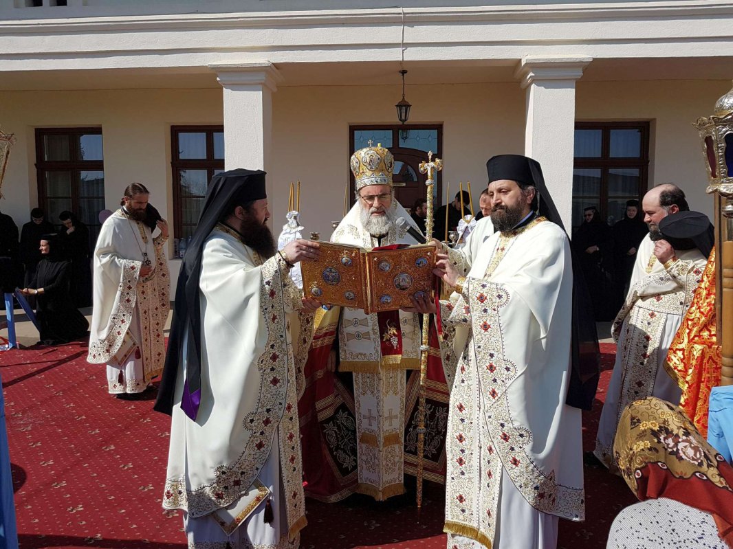 Praznicul Izvorului Tămăduirii, la Catedrala Arhiepiscopală din Roman 20303