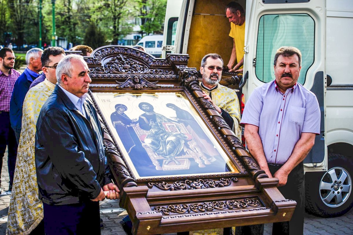 Două icoane athonite, darul Învierii pentru clerul și credincioșii arădeni 20252