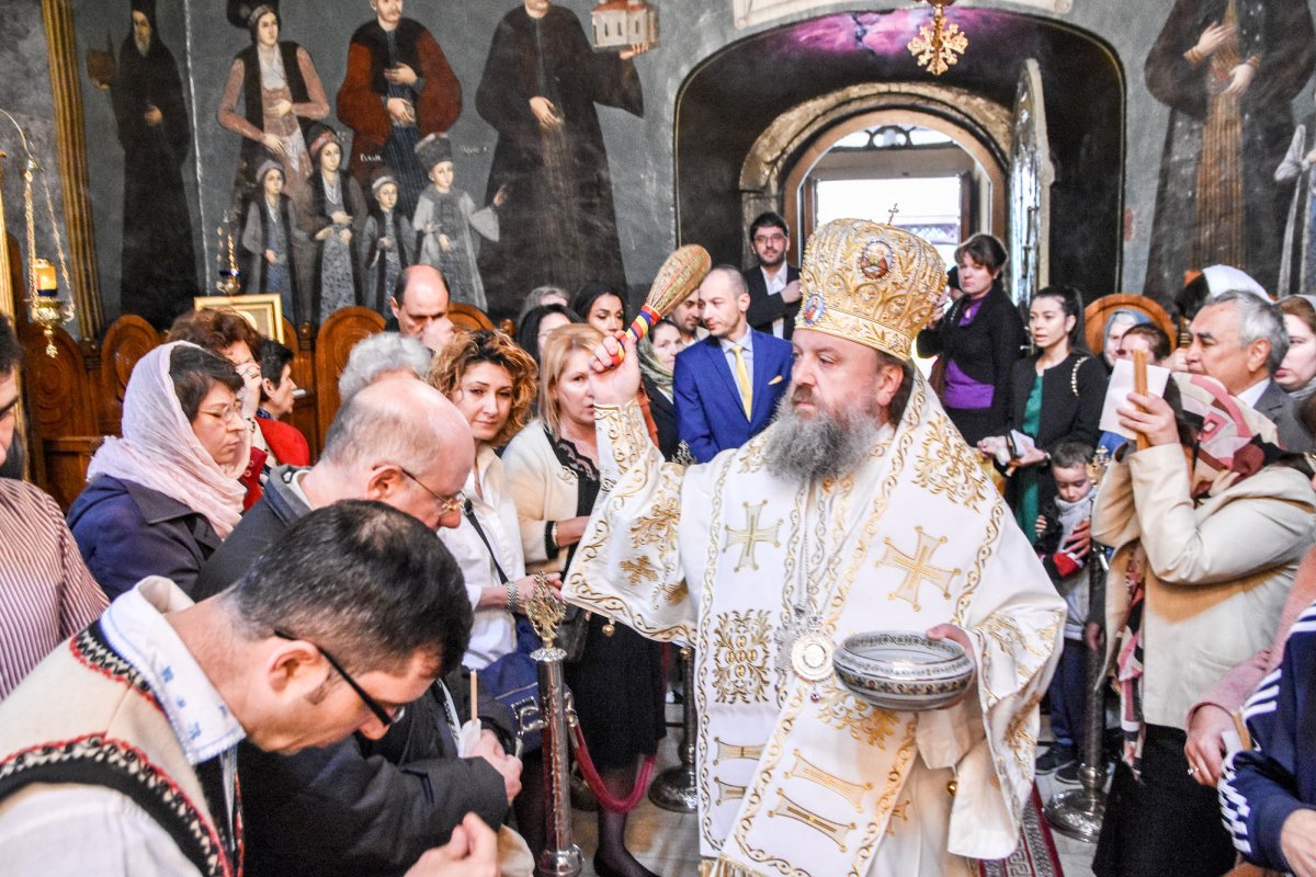 Raclă nouă cu moaștele unor sfinți mucenici 20175