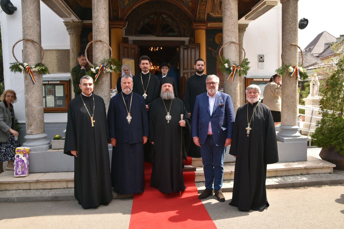 Raclă nouă cu moaștele unor sfinți mucenici 20176