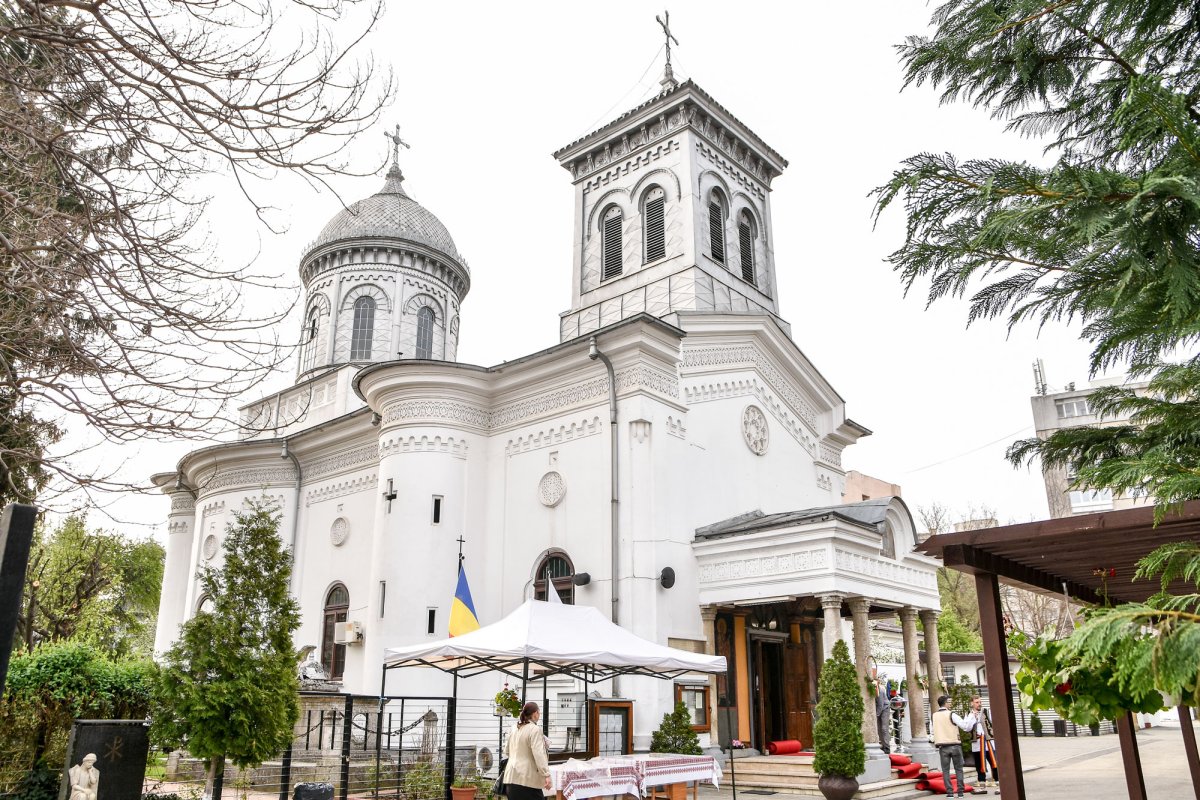 Raclă nouă cu moaștele unor sfinți mucenici 20177