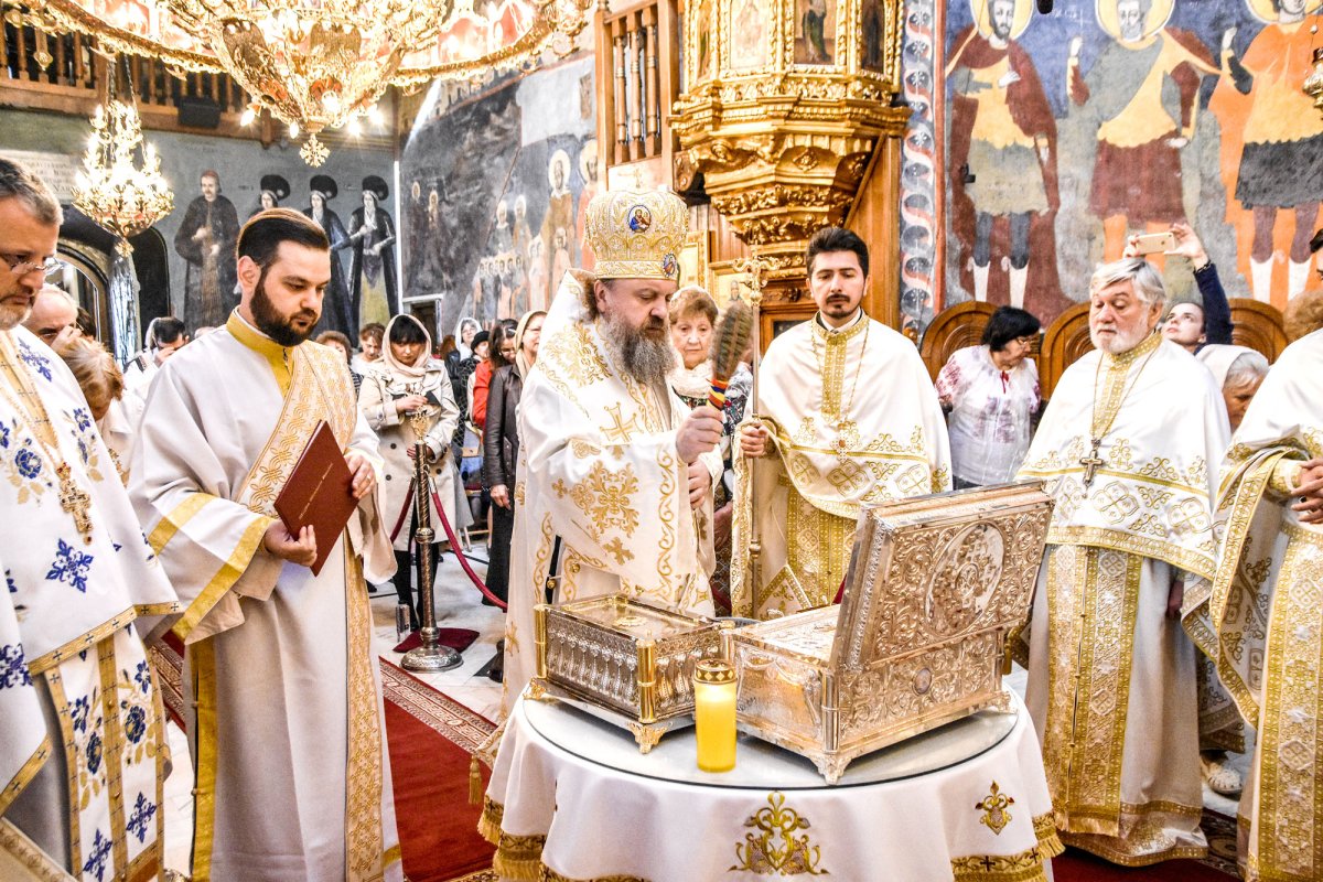 Raclă nouă cu moaștele unor sfinți mucenici 20178