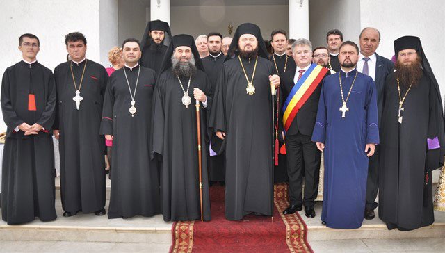 Slujiri arhierești și hramuri în Duminica Tomii 20131